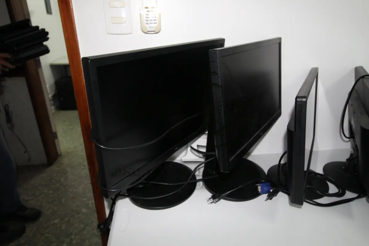 LOTE 006 - INFORMÁTICA - MONITORES