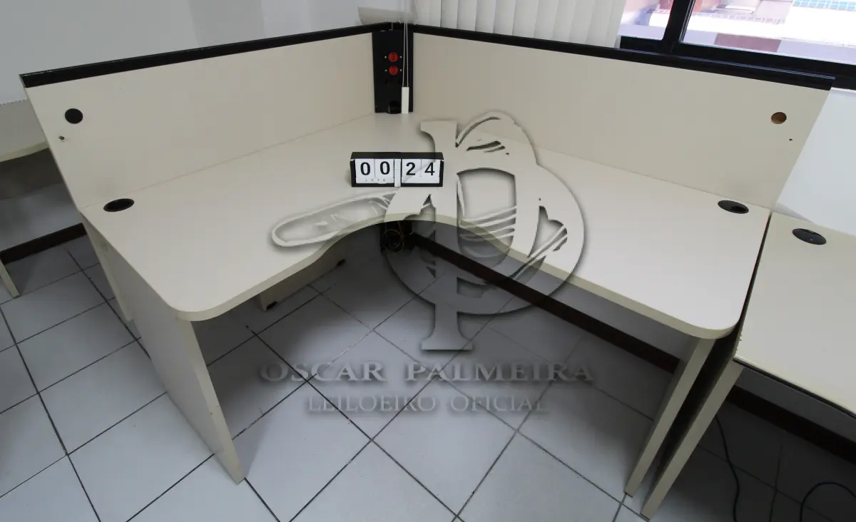 LOTE 024 - LOTE - 0024 - MESA EM L PEQUENA