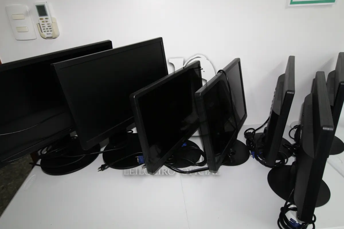 LOTE 006 - INFORMÁTICA - MONITORES