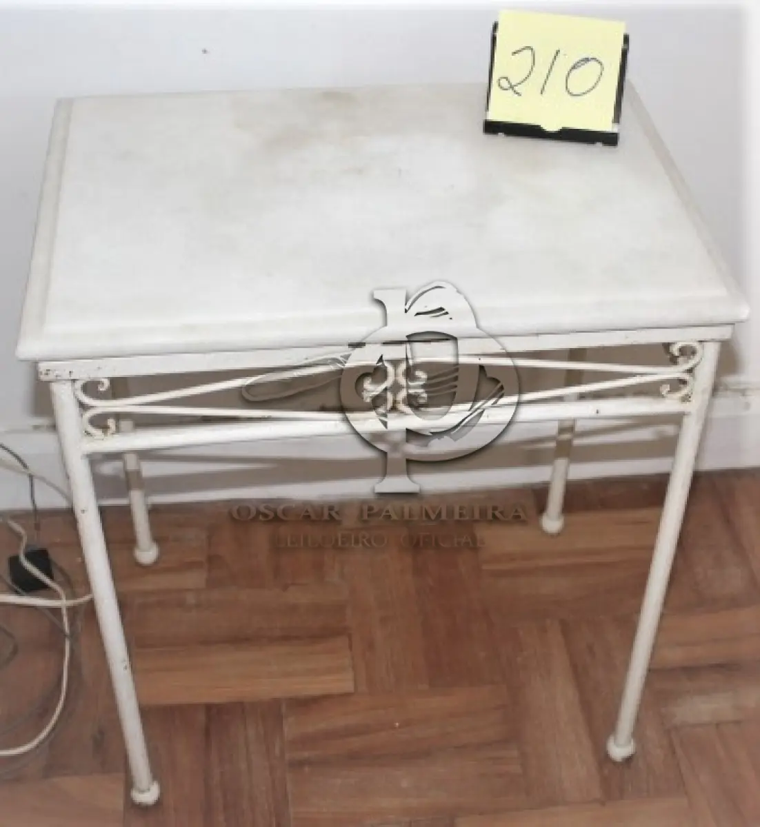 LOTE 210 - MESA DE CANTO
