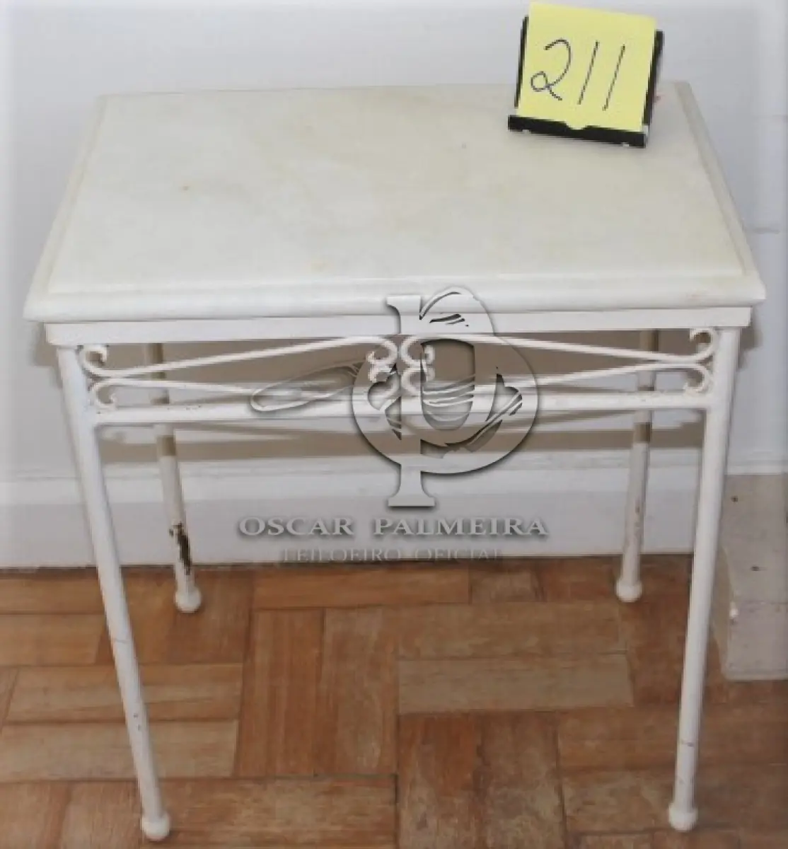 LOTE 211 - MESA DE CANTO