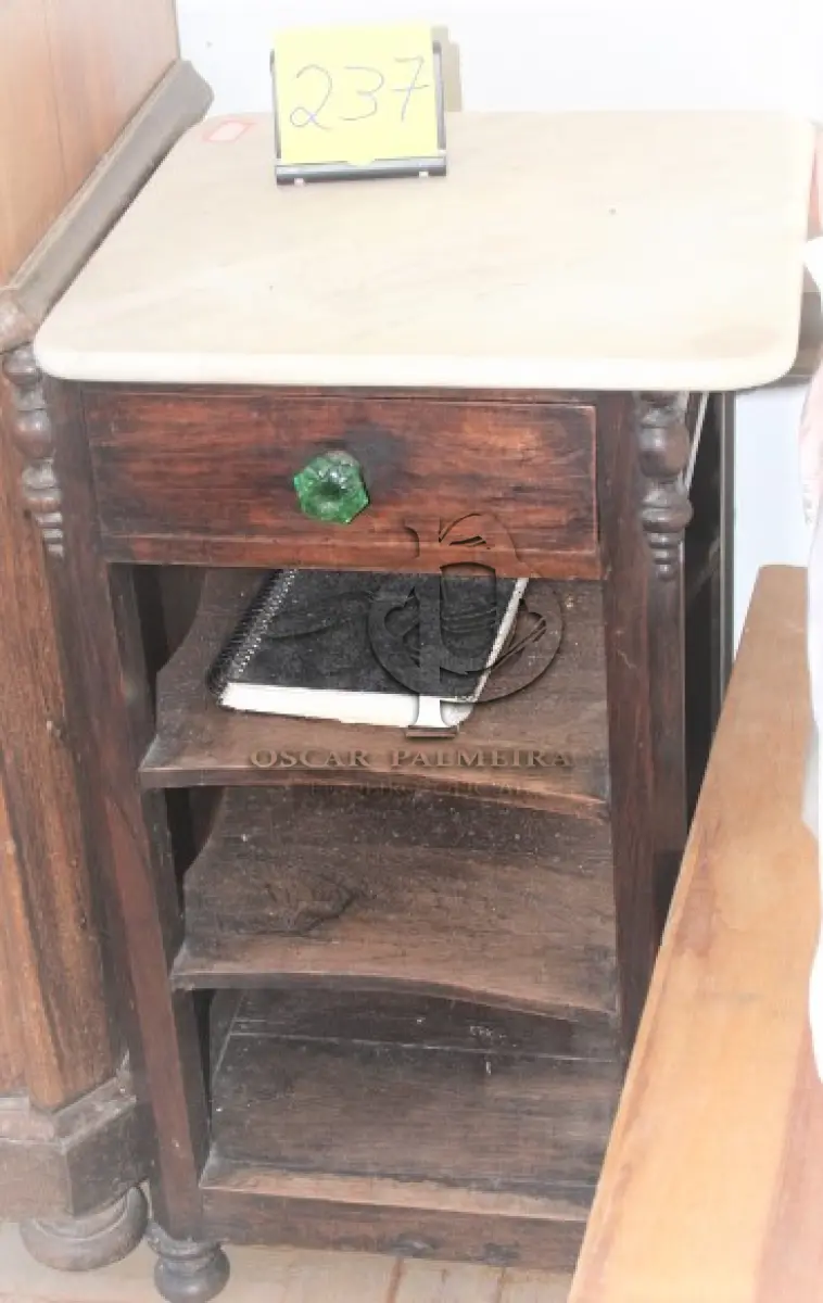 LOTE 237 - MESA DE CANTO