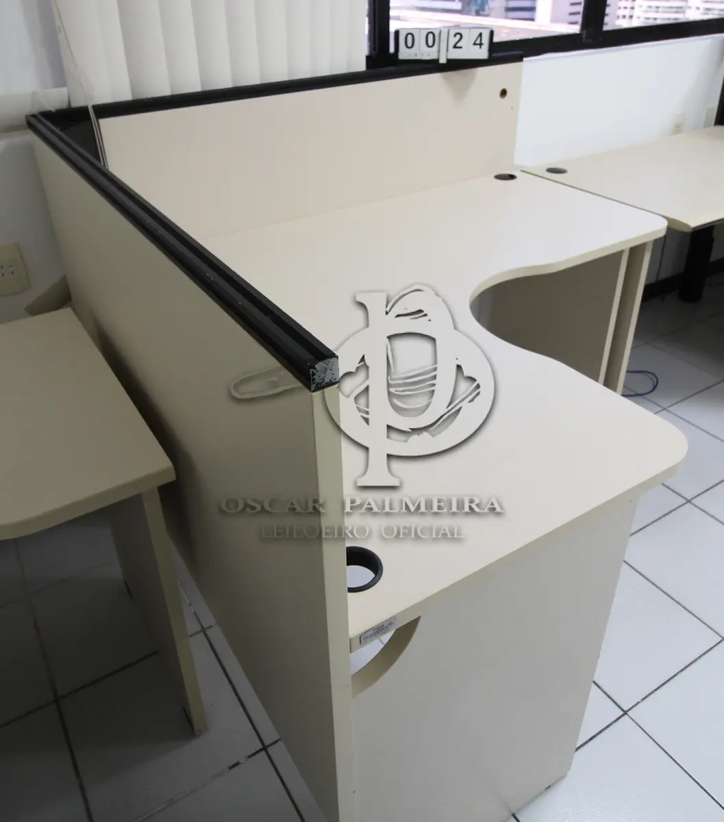 LOTE 024 - LOTE - 0024 - MESA EM L PEQUENA