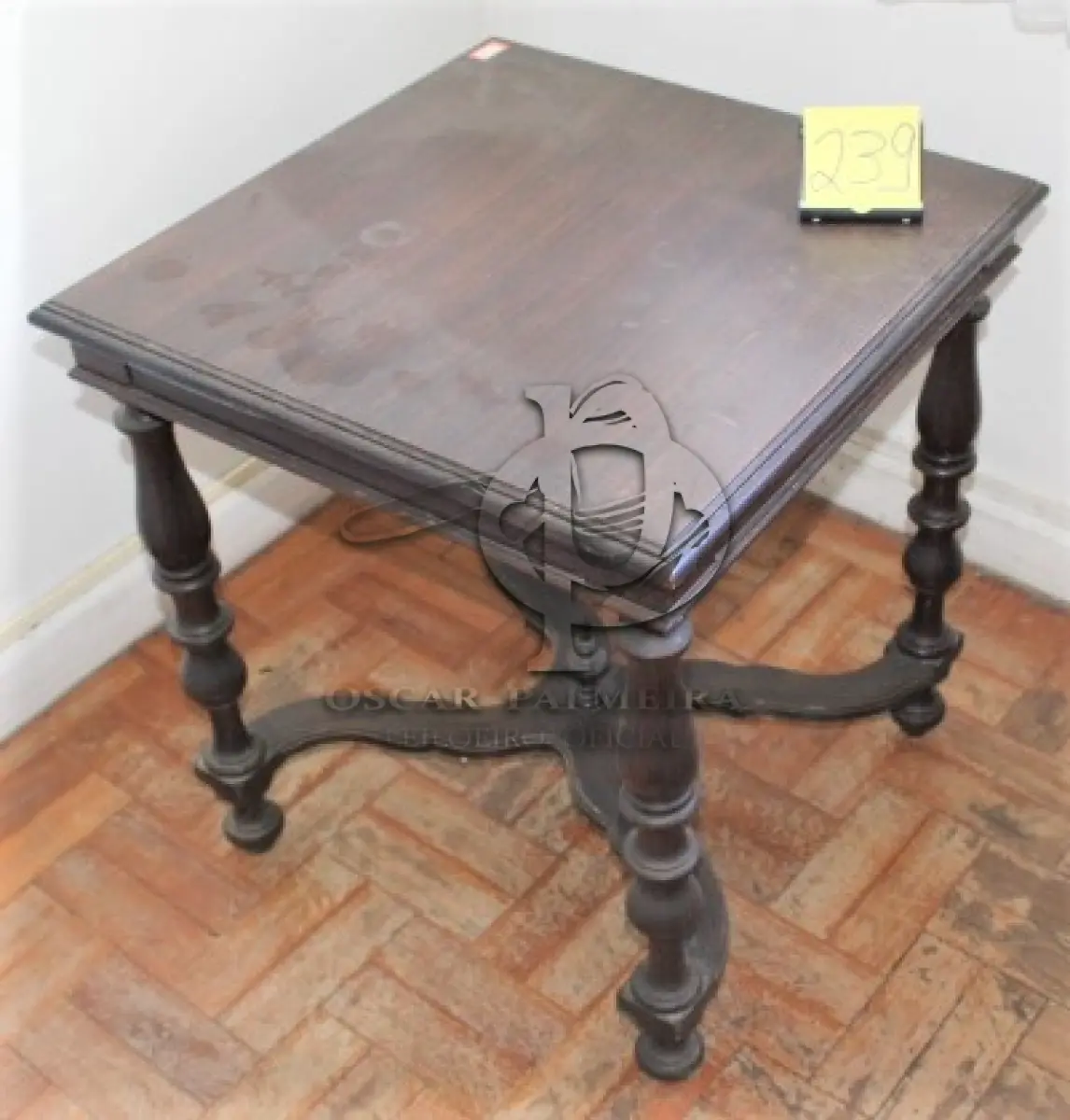 LOTE 239 - MESA DE CANTO