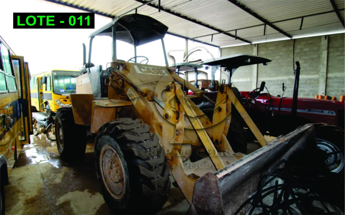 LOTE 011 - MÁQUINA - PÁ CARREGADEIRA CASE W20B.
