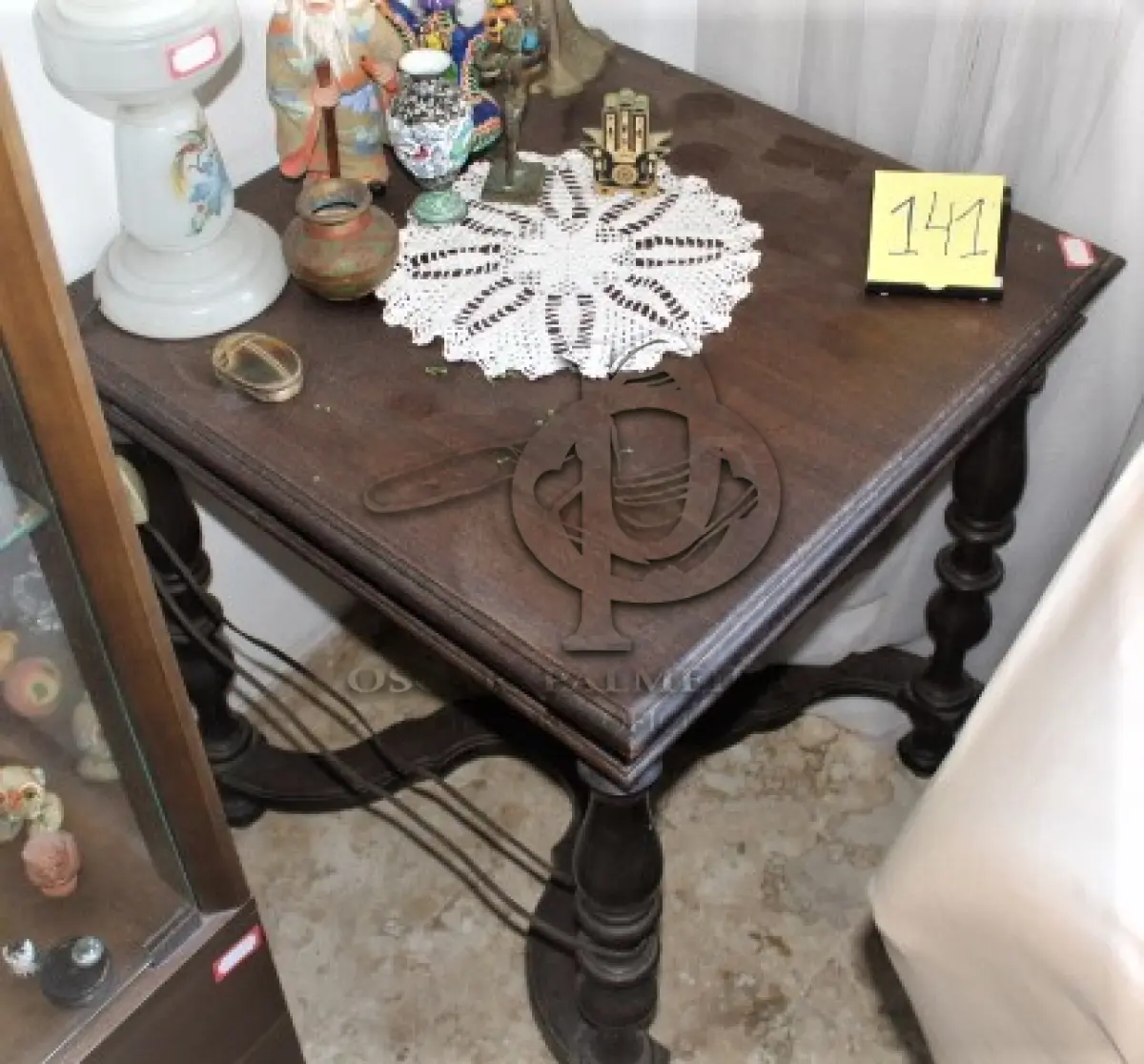 LOTE 141 - MESA DE CANTO