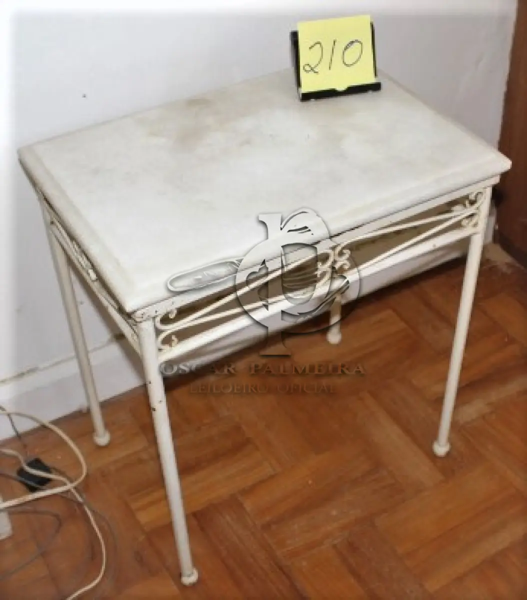 LOTE 210 - MESA DE CANTO