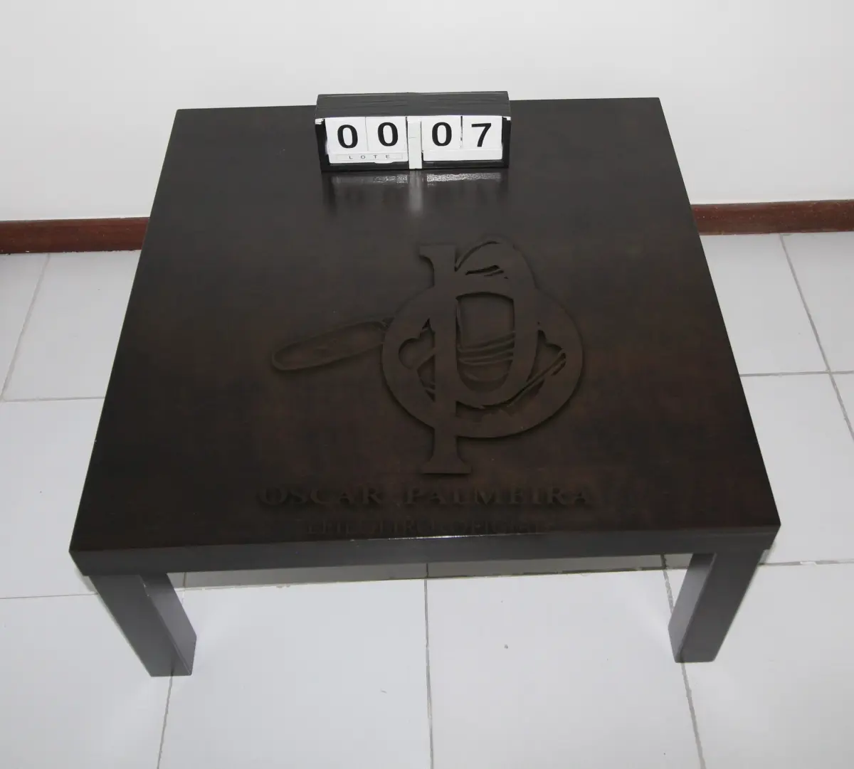 LOTE 007 - LOTE - 0007 - MESA DE CANTO QUADRADA