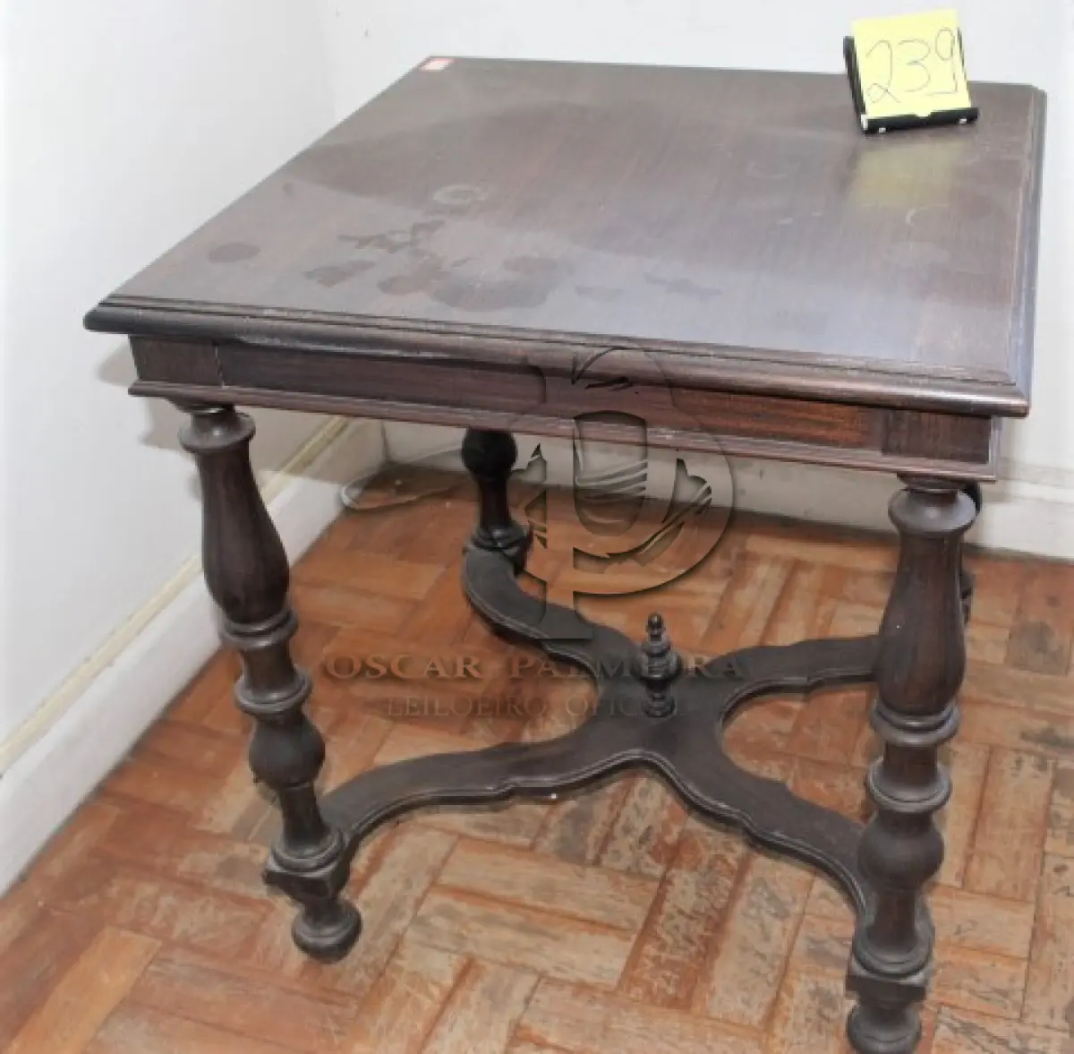 LOTE 239 - MESA DE CANTO