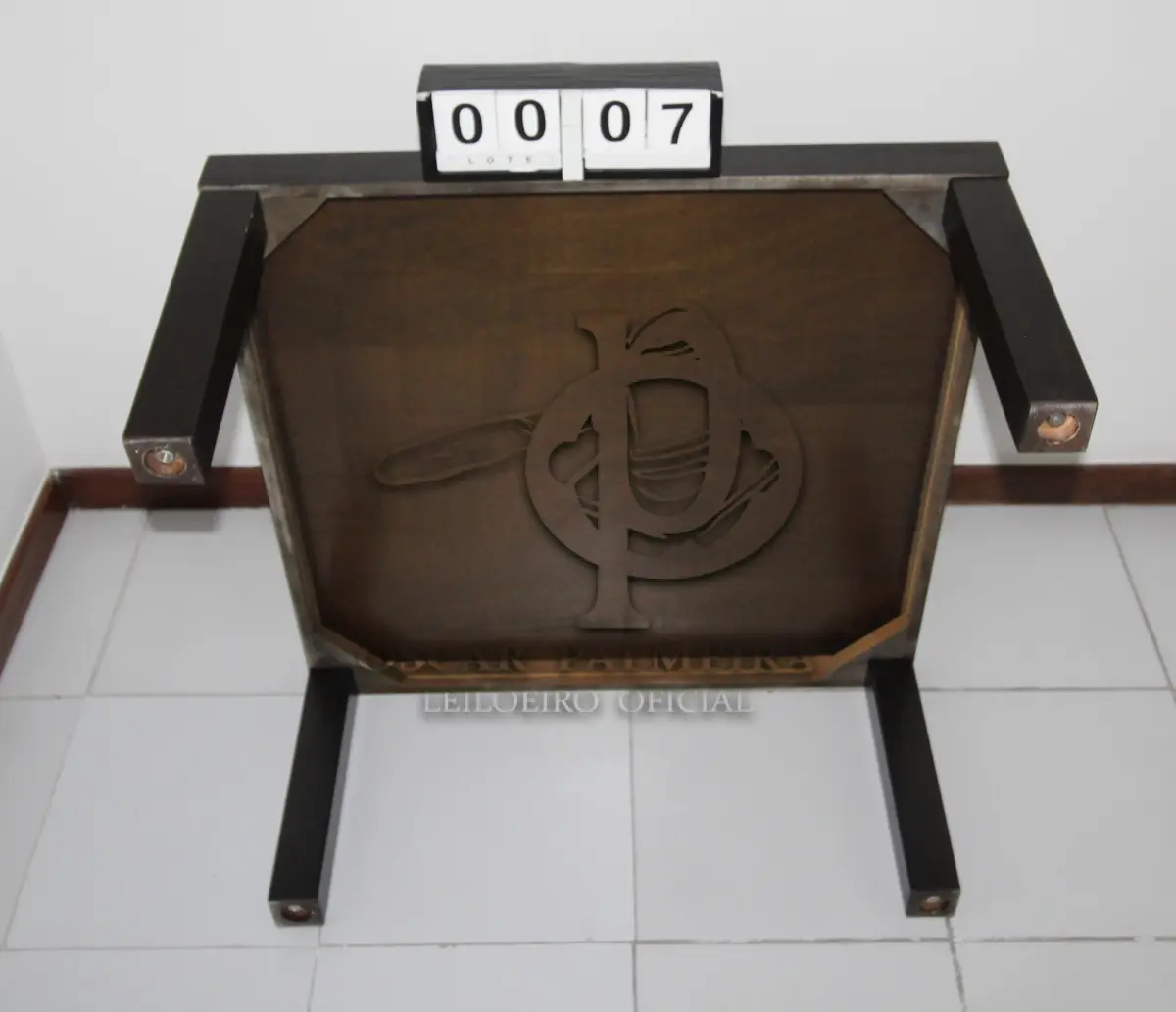 LOTE 007 - LOTE - 0007 - MESA DE CANTO QUADRADA