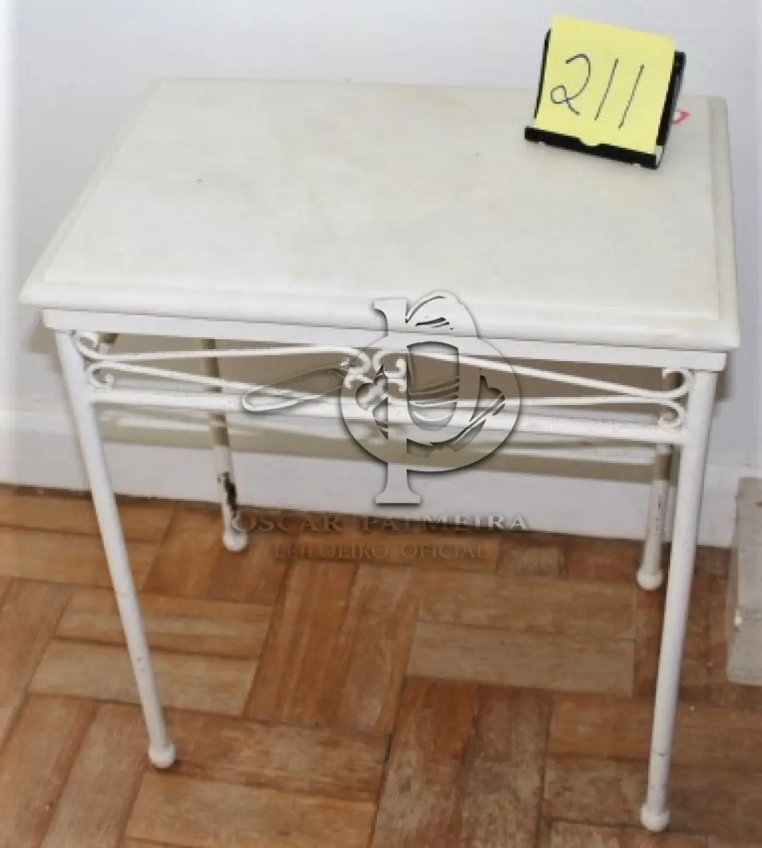 LOTE 211 - MESA DE CANTO