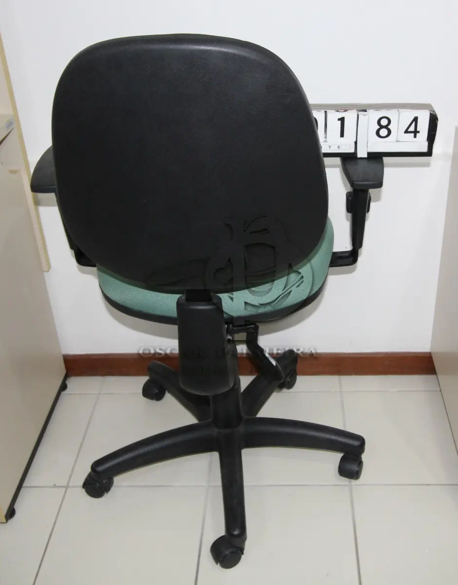 LOTE 184 - LOTE - 0184 - CADEIRA SECRETÁRIA GIRATÓRIA C/ BRAÇO