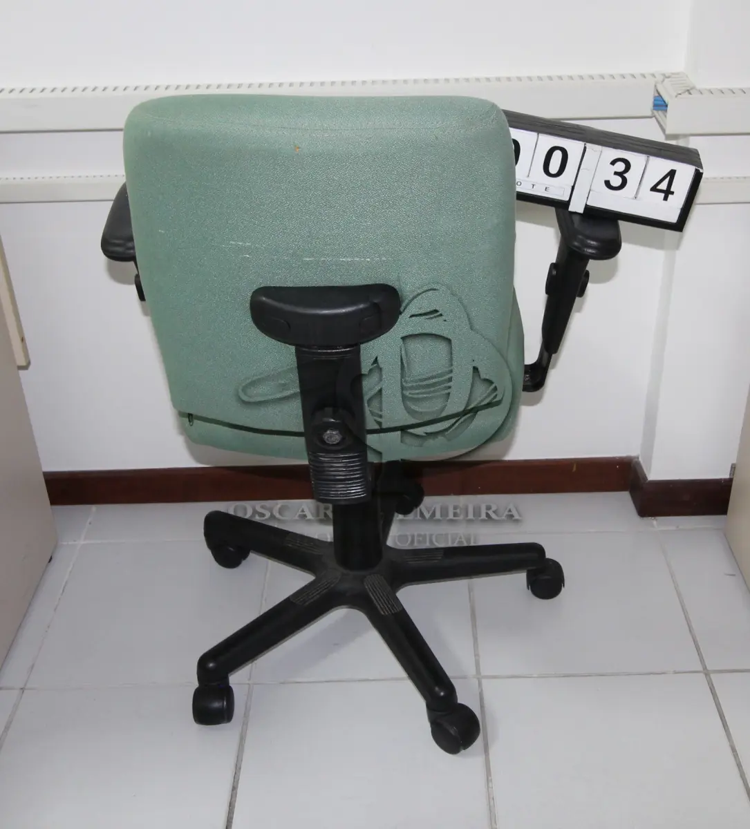LOTE 034 - LOTE - 0034 - CADEIRA DIRETOR GIRATÓRIA C/ BRAÇO