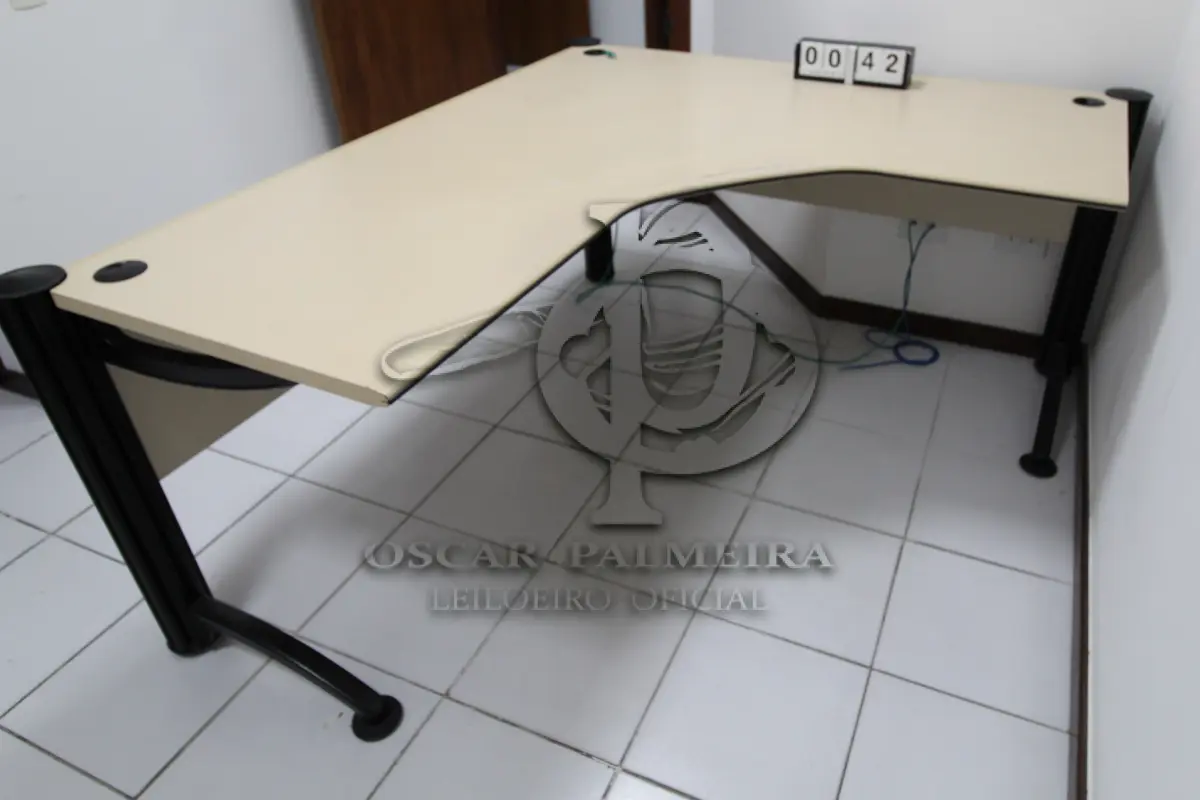 LOTE 042 - LOTE - 0042 - MESA EM L MÉDIA