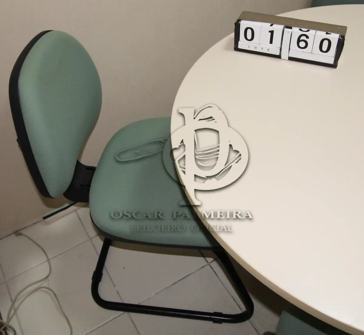 LOTE 160 - LOTE - 0160 - MESA REDONDA C/ 4 CADEIRAS FIXAS