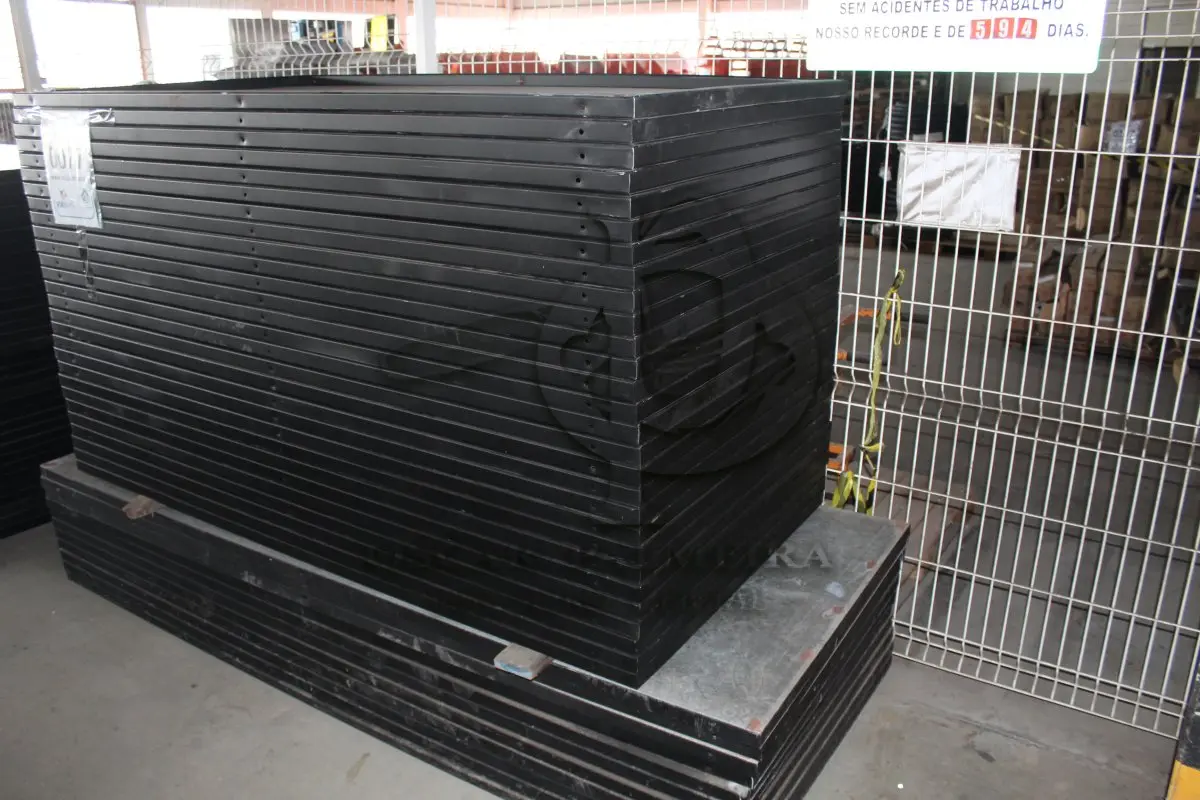 LOTE 077 - MATERIAL DIVERSO