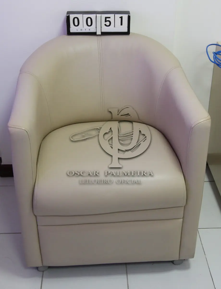 LOTE 051 - LOTE - 0051 - POLTRONA EM CORINO
