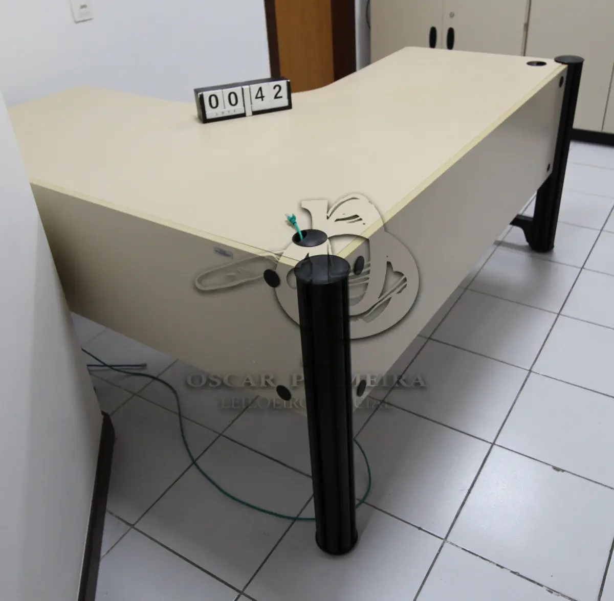 LOTE 042 - LOTE - 0042 - MESA EM L MÉDIA