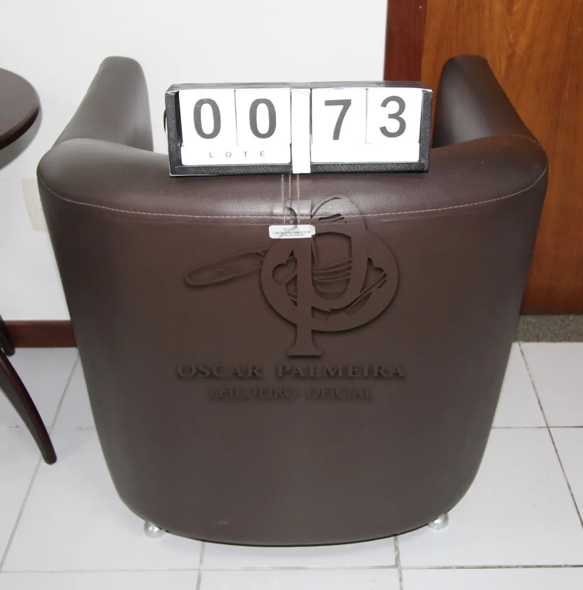 LOTE 073 - LOTE - 0073 - POLTRONA EM CORINO