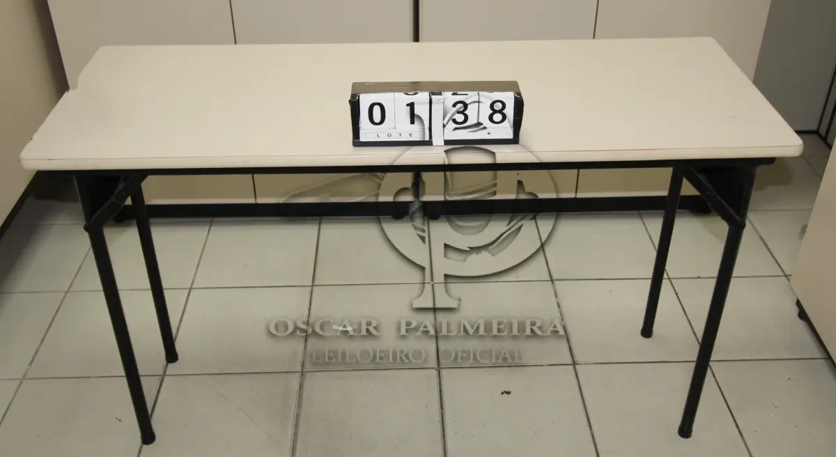 LOTE 138 - LOTE - 0138 - MESA P/ AUDITÓRIO C/ PÉS DOBRÁVEIS