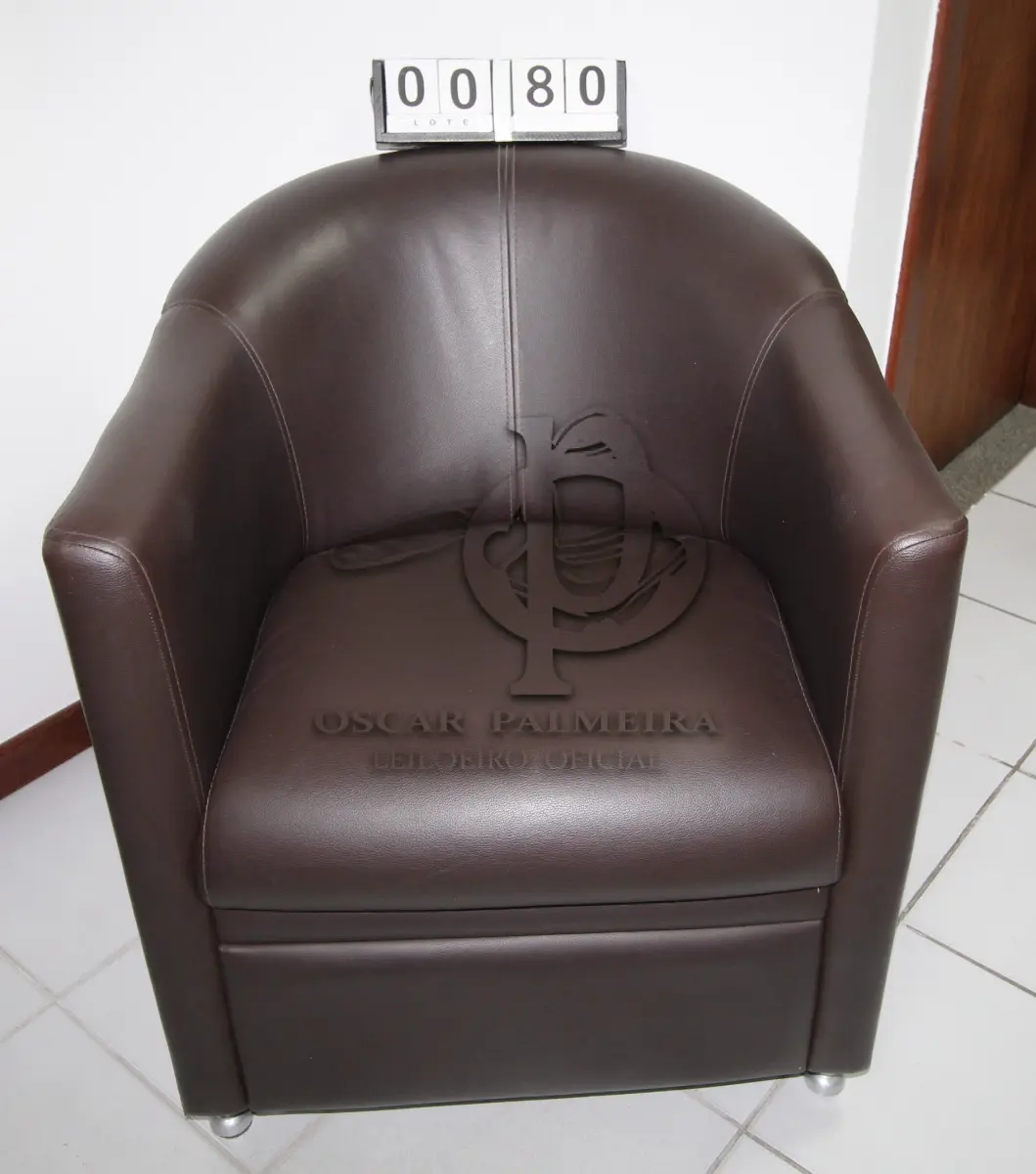 LOTE 080 - LOTE - 0080 - POLTRONA EM CORINO