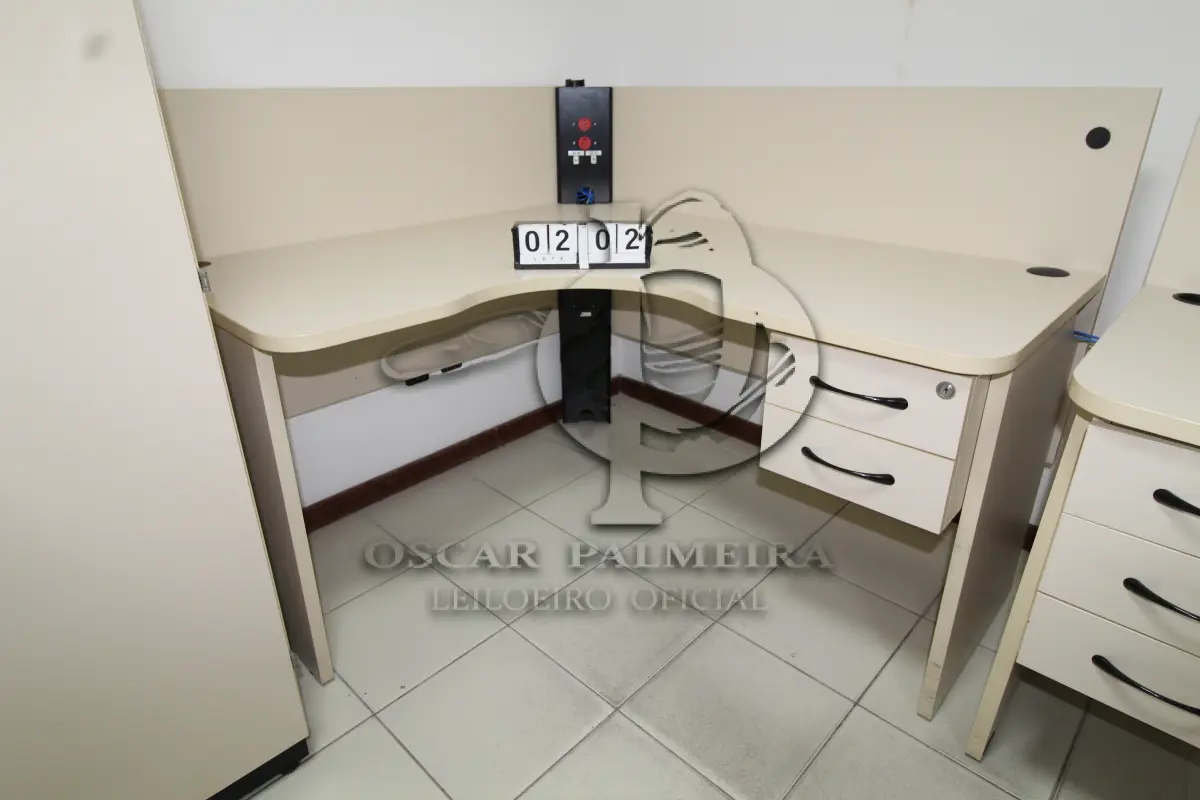 LOTE 202 - LOTE - 0202 - MESA EM L PEQUENA