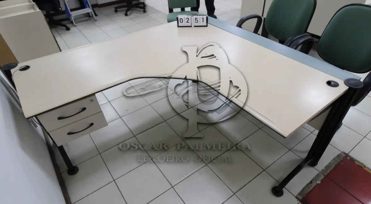 LOTE 251 - LOTE - 0251 - MESA EM L MÉDIA