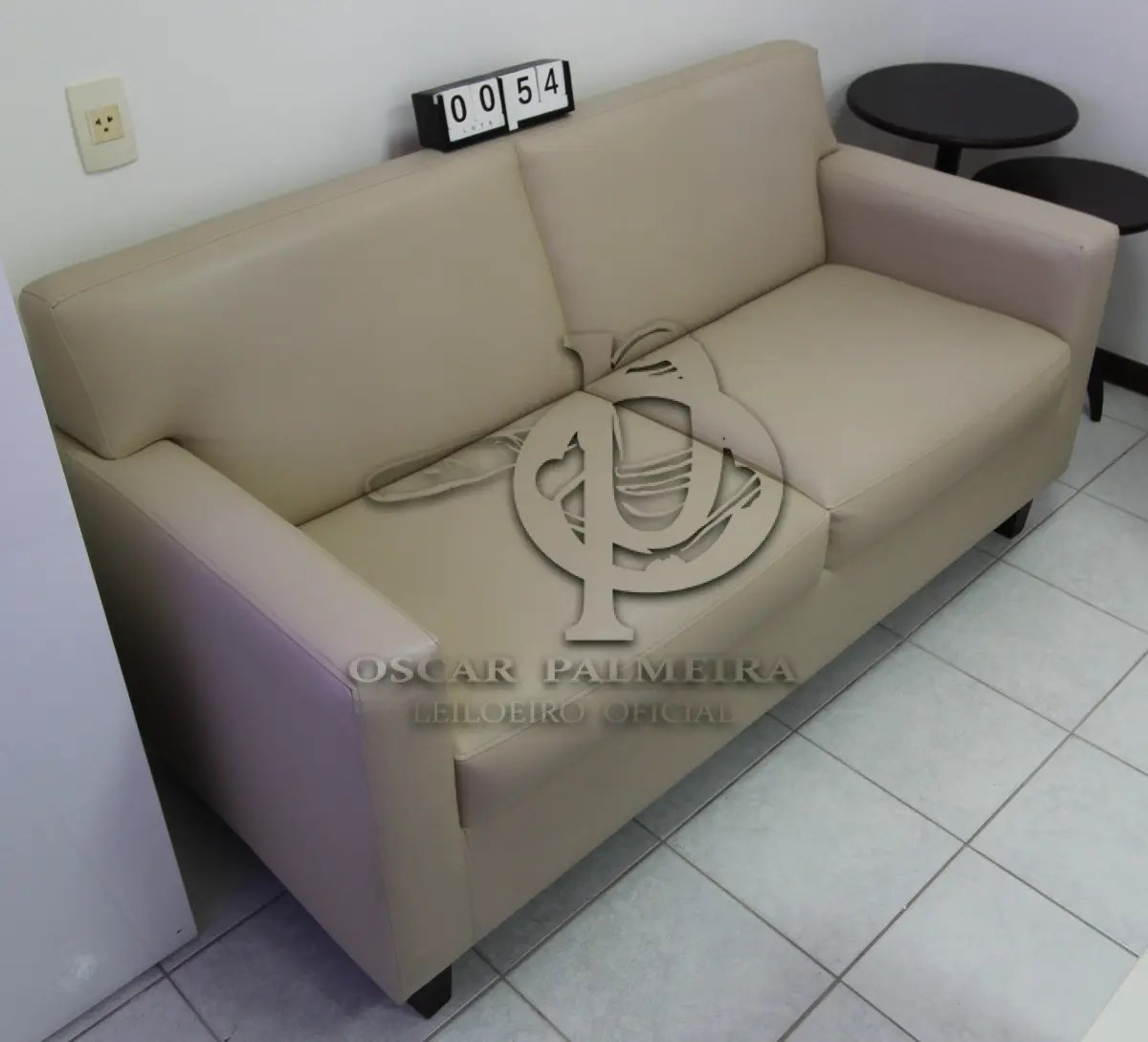 LOTE 054 - LOTE - 0054 - SOFÁ 2 LUGARES CORINO
