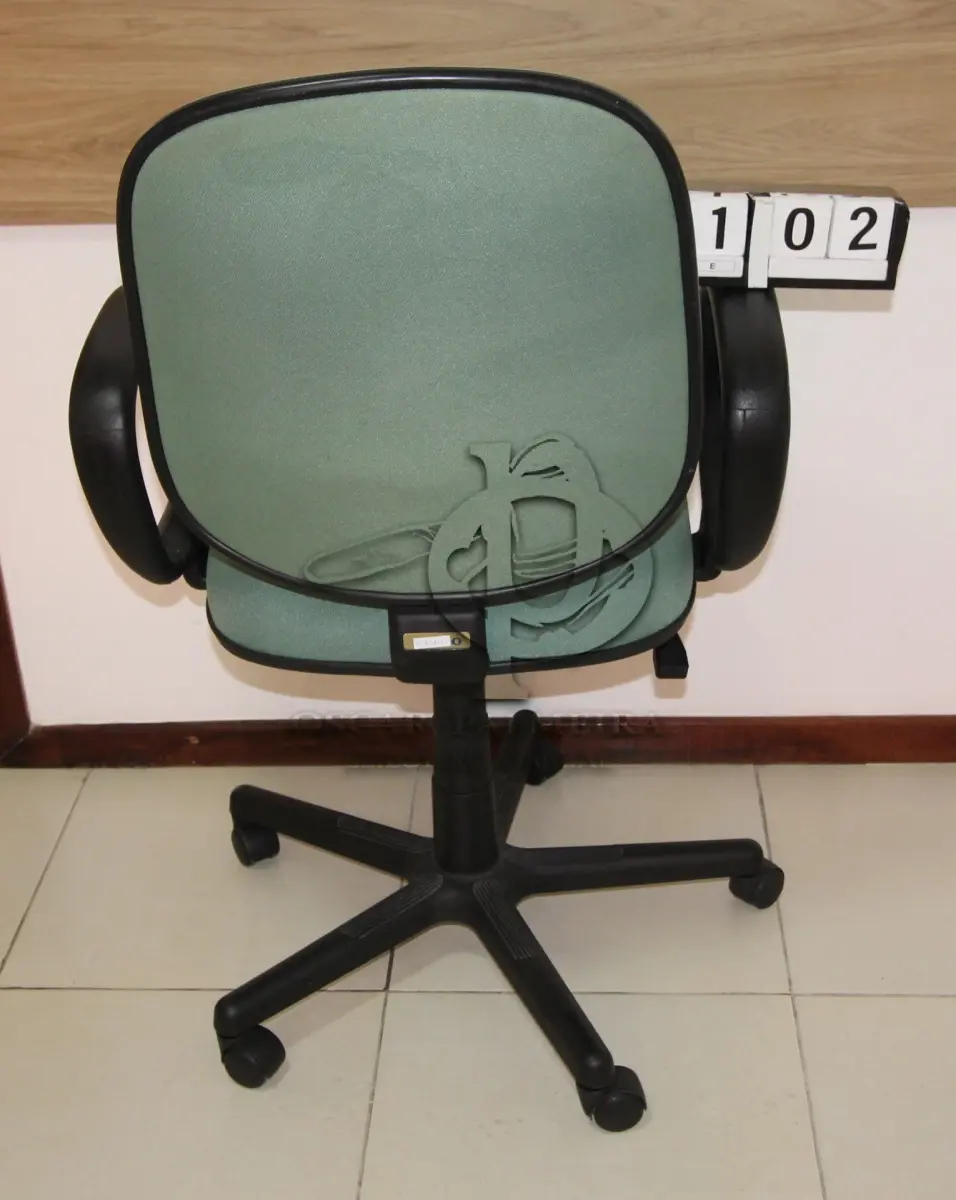 LOTE 102 - LOTE - 0102 - CADEIRA DIRETOR GIRATÓRIA C/ BRAÇO