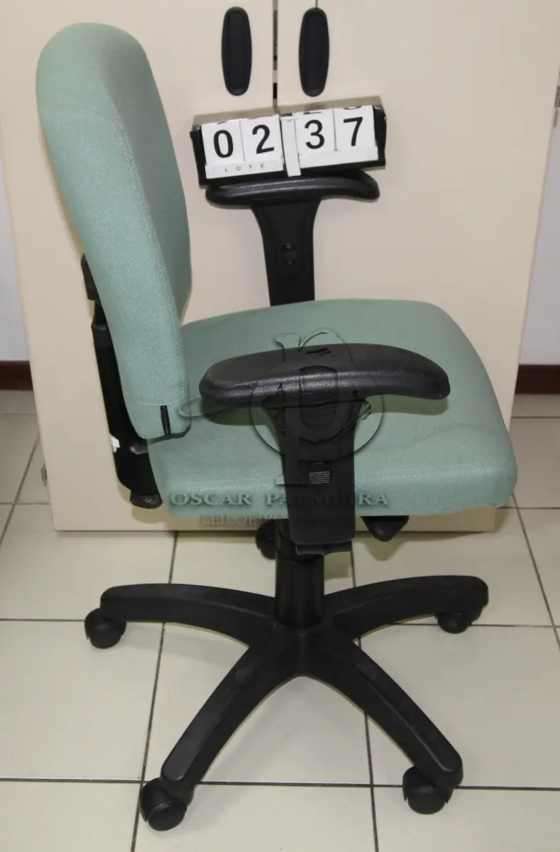 LOTE 237 - LOTE - 0237 - CADEIRA SECRETÁRIA GIRATÓRIA C/ BRAÇO