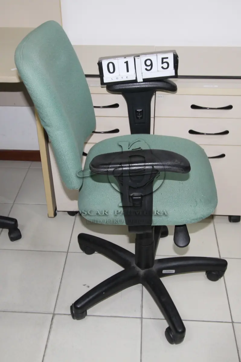 LOTE 195 - LOTE - 0195 - CADEIRA SECRETÁRIA GIRATÓRIA C/ BRAÇO