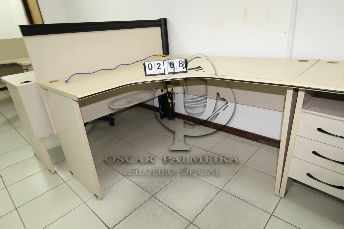 LOTE 208 - LOTE - 0208 - MESA EM L MÉDIA 