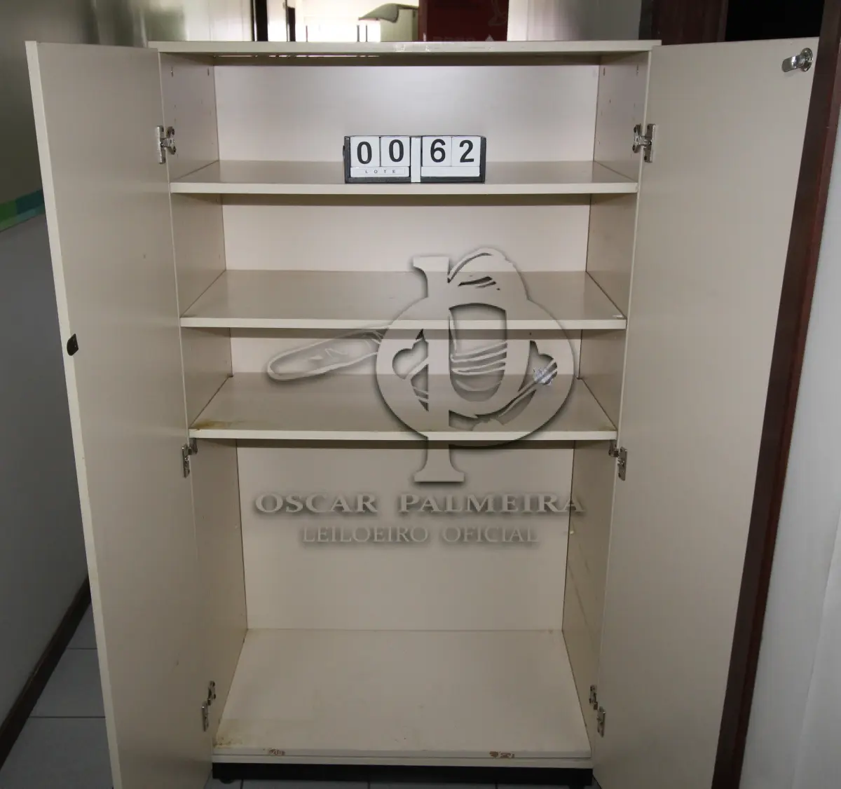 LOTE 062 - LOTE - 0062 - ARMÁRIO 2 PORTAS ALTO