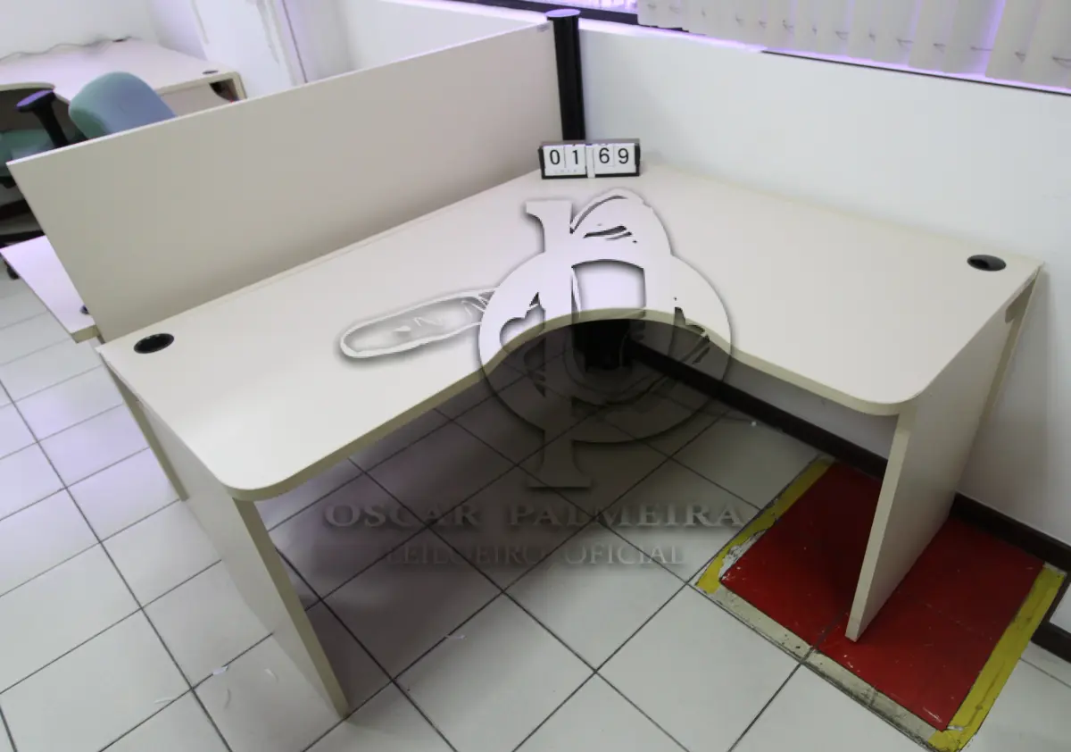 LOTE 169 - LOTE - 0169 - MESA EM L PEQUENA