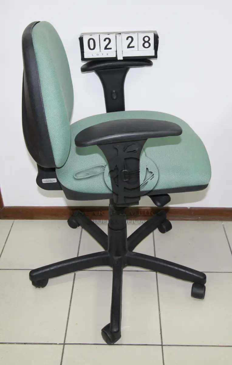 LOTE 228 - LOTE - 0228 - CADEIRA SECRETÁRIA GIRATÓRIA C/ BRAÇO