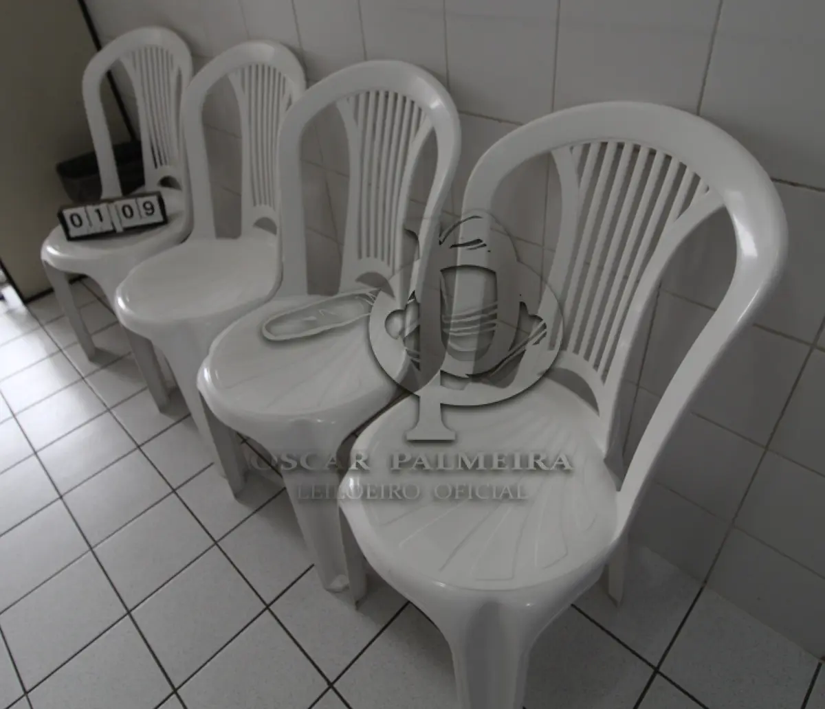 LOTE 109 - LOTE - 0109 - CADEIRA PLÁSTICA CONJ. DE 4 PÇS.
