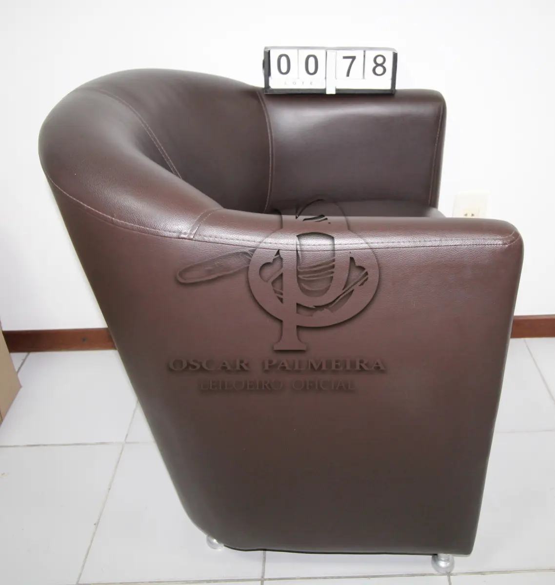 LOTE 078 - LOTE - 0078 - POLTRONA EM CORINO