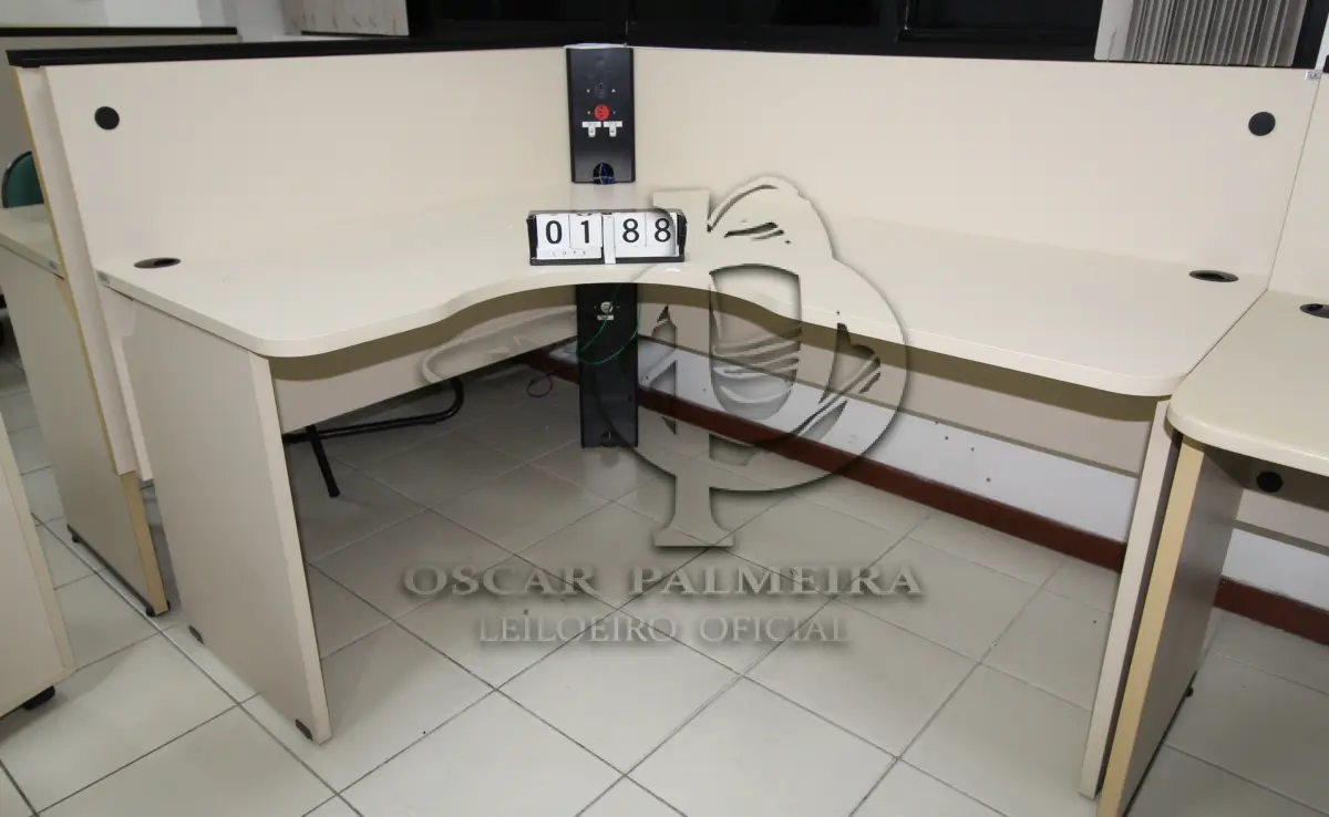 LOTE 188 - LOTE - 0188 - MESA EM L PEQUENA