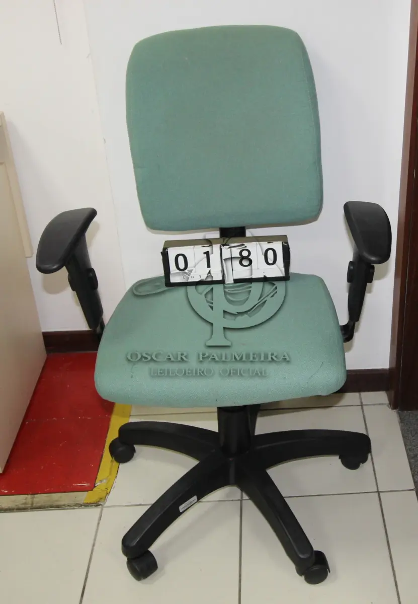 LOTE 180 - LOTE - 0180 - CADEIRA SECRETÁRIA GIRATÓRIA C/ BRAÇO