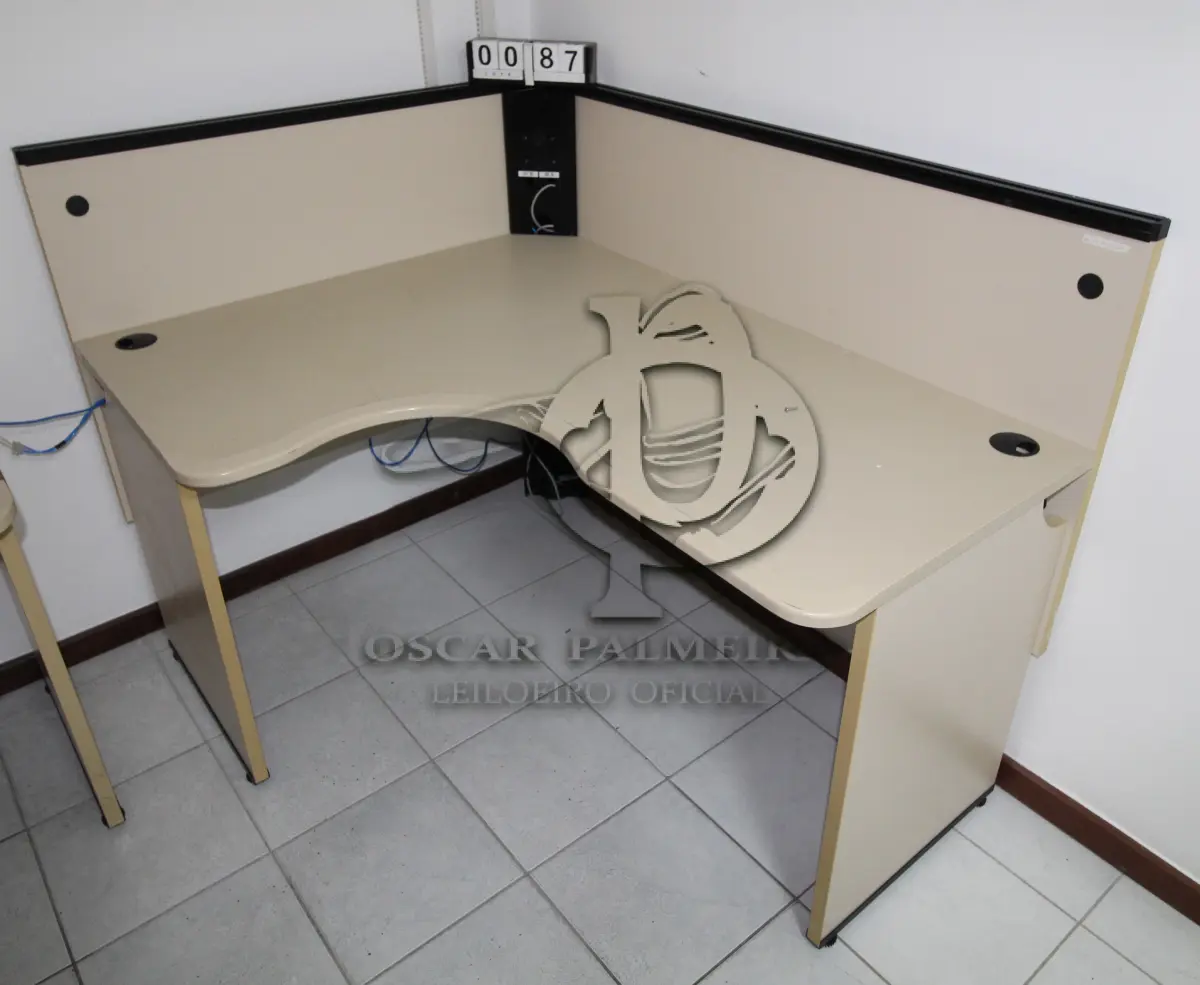 LOTE 087 - LOTE - 0087 - MESA EM L PEQUENA