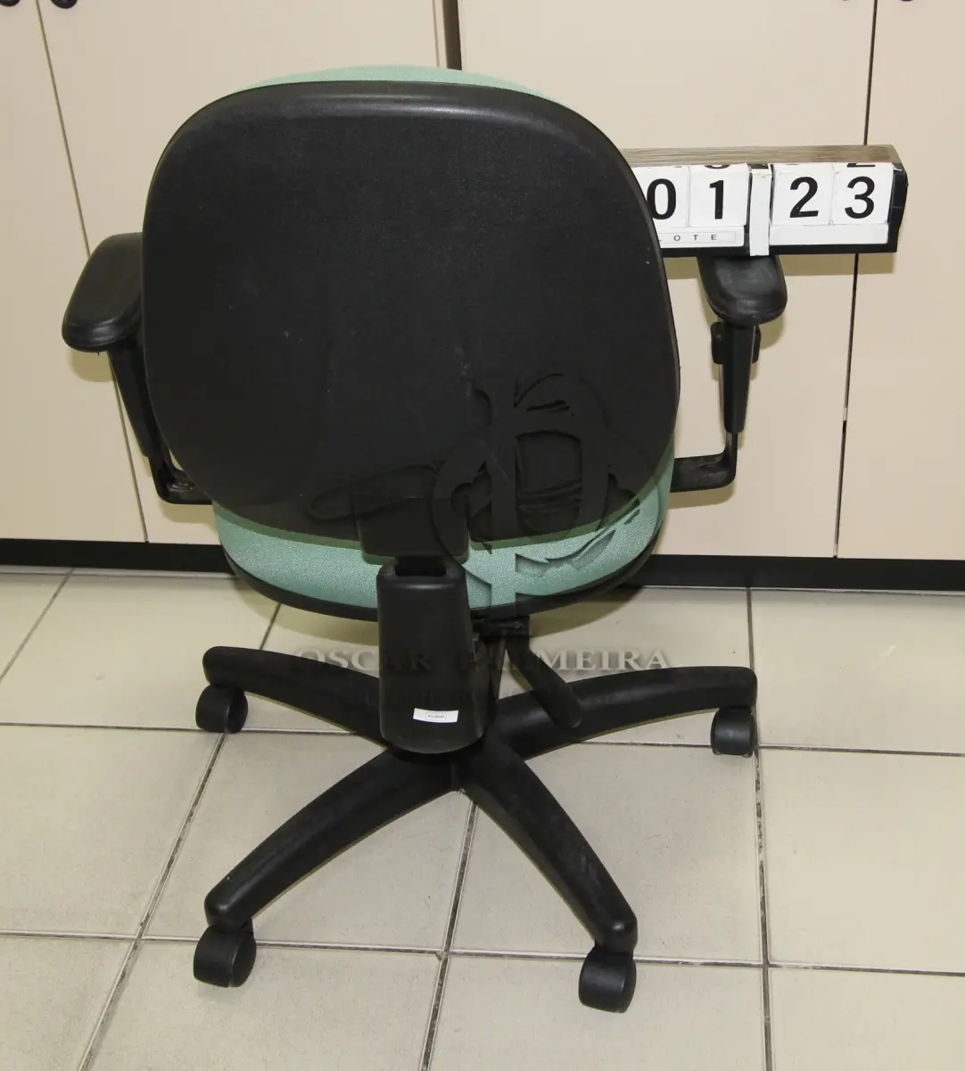 LOTE 123 - LOTE - 0123 - CADEIRA SECRETÁRIA GIRATÓRIA C/ BRAÇO