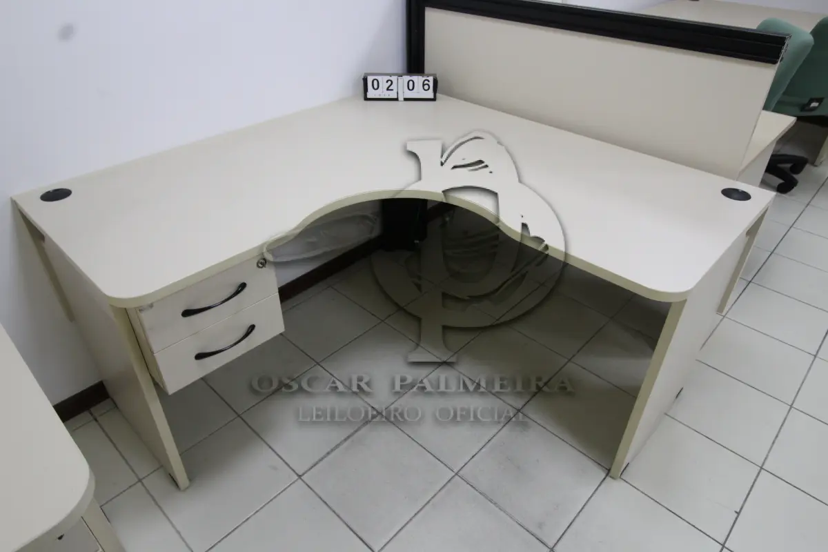 LOTE 206 - LOTE - 0206 - MESA EM L PEQUENA