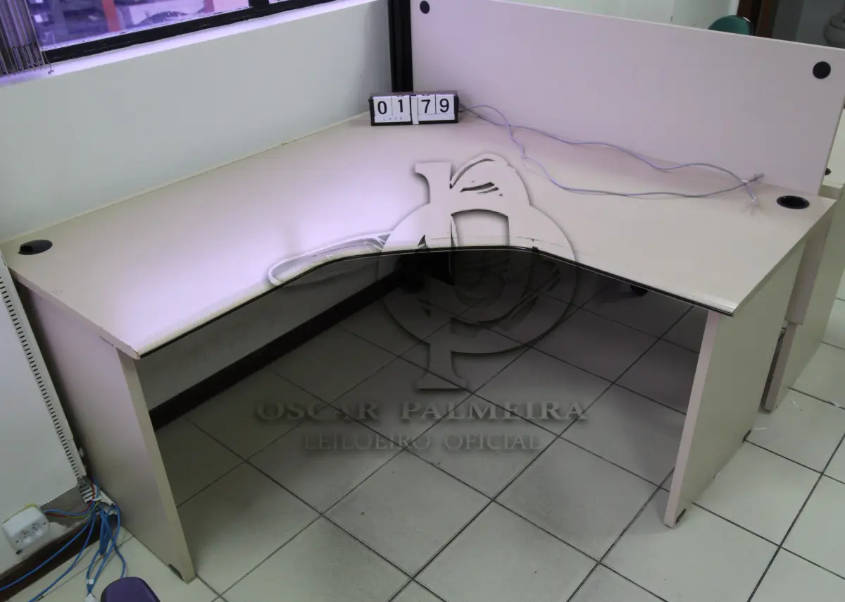 LOTE 179 - LOTE - 0179 - MESA EM L MÉDIA