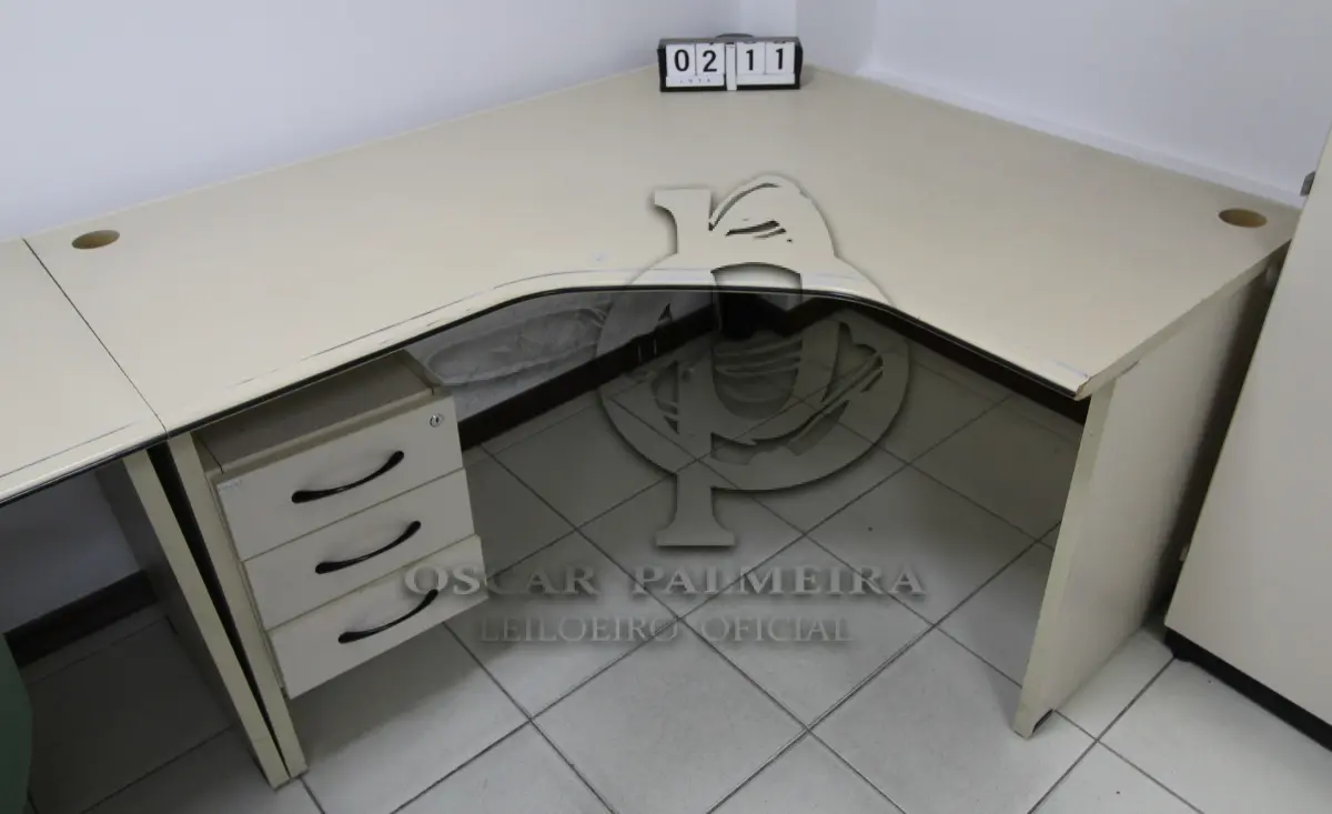 LOTE 211 - LOTE - 0211 - MESA EM L MÉDIA 