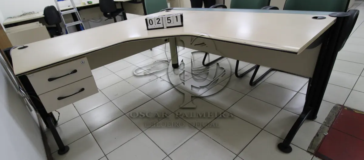 LOTE 251 - LOTE - 0251 - MESA EM L MÉDIA