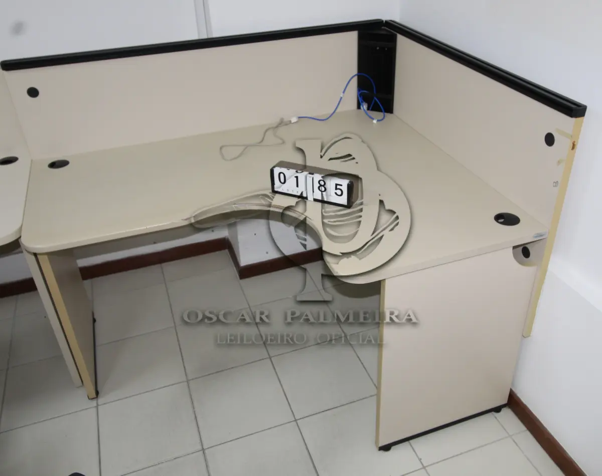 LOTE 185 - LOTE - 0185 - MESA EM L PEQUENA