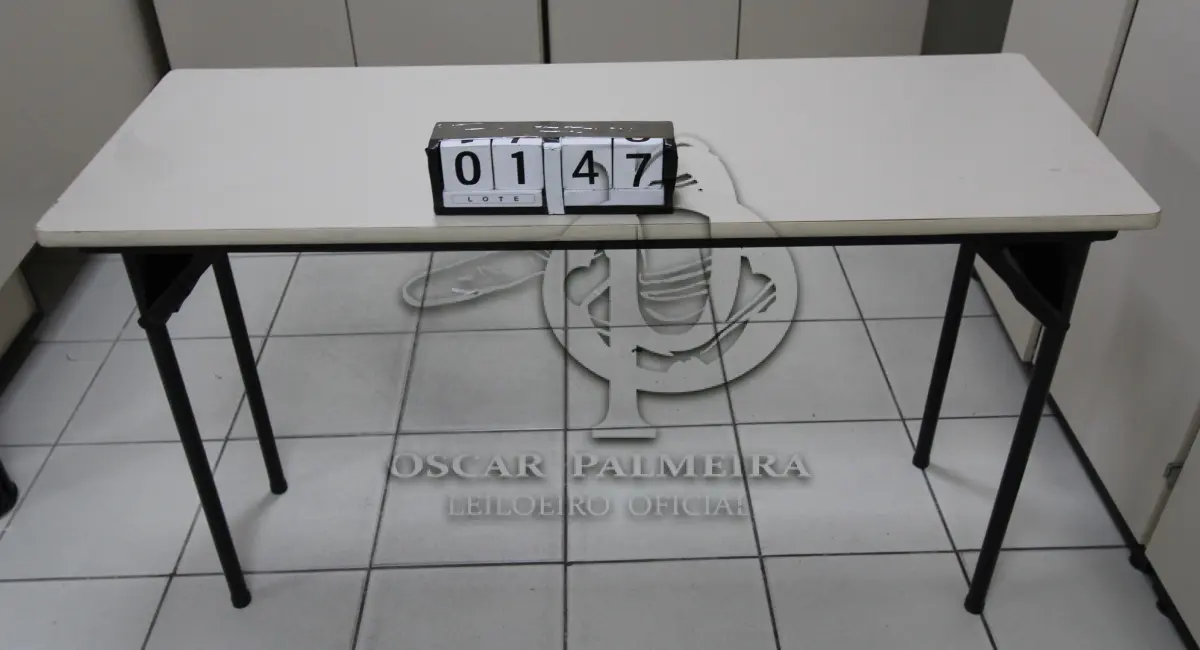 LOTE 147 - LOTE - 0147 - MESA P/ AUDITÓRIO C/ PÉS DOBRÁVEIS