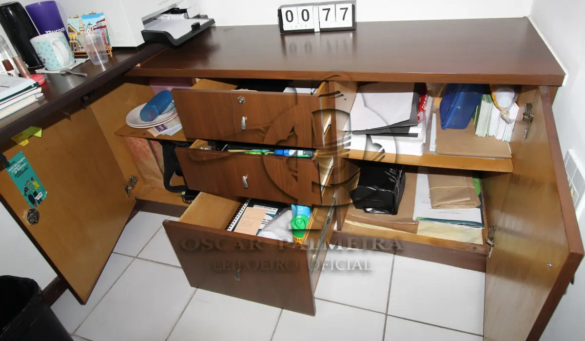 LOTE 077 - LOTE - 0077 - ARMÁRIO 2 PORTAS 3 GAVETAS DE MARCENARIA