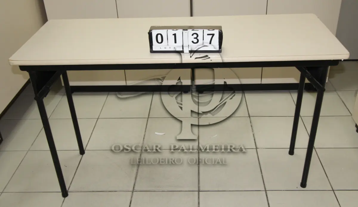 LOTE 137 - LOTE - 0137 - MESA P/ AUDITÓRIO C/ PÉS DOBRÁVEIS