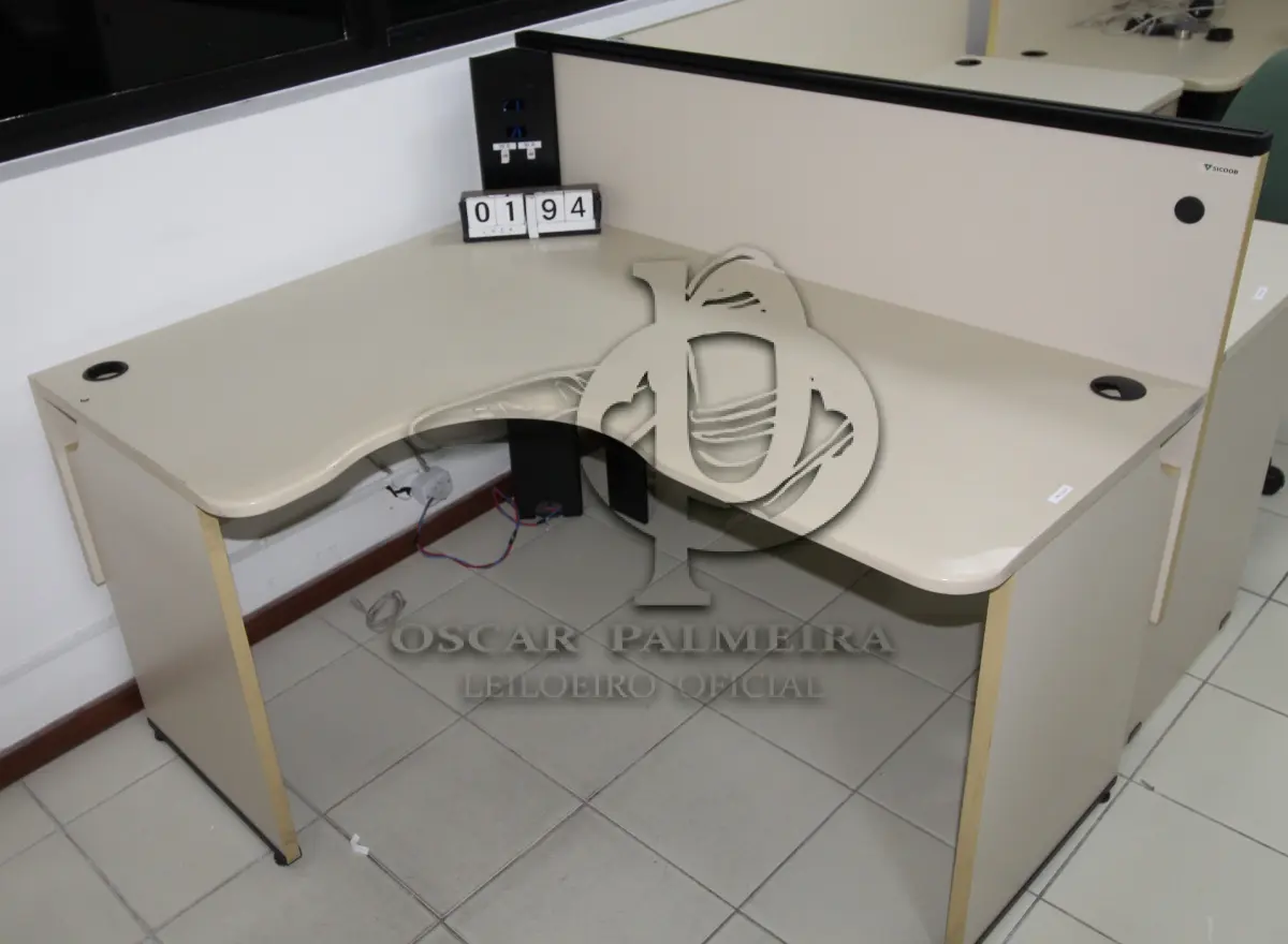 LOTE 194 - LOTE - 0194 - MESA EM L PEQUENA